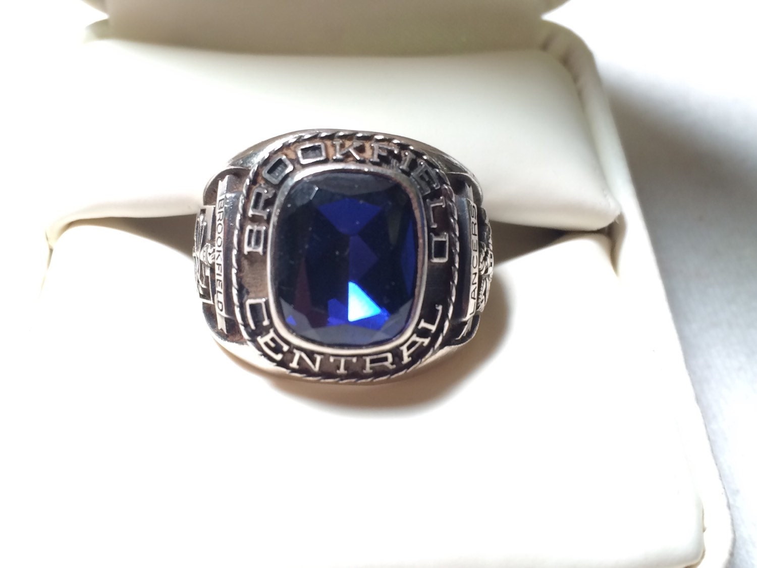 Beautiful 1973 10k White Gold Class Ring With Large Blue 