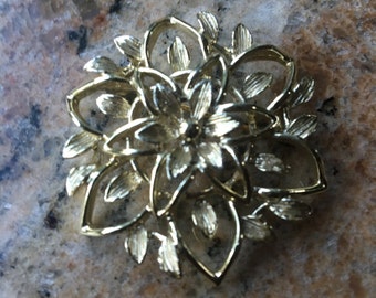 Sarah Coventry flower pin