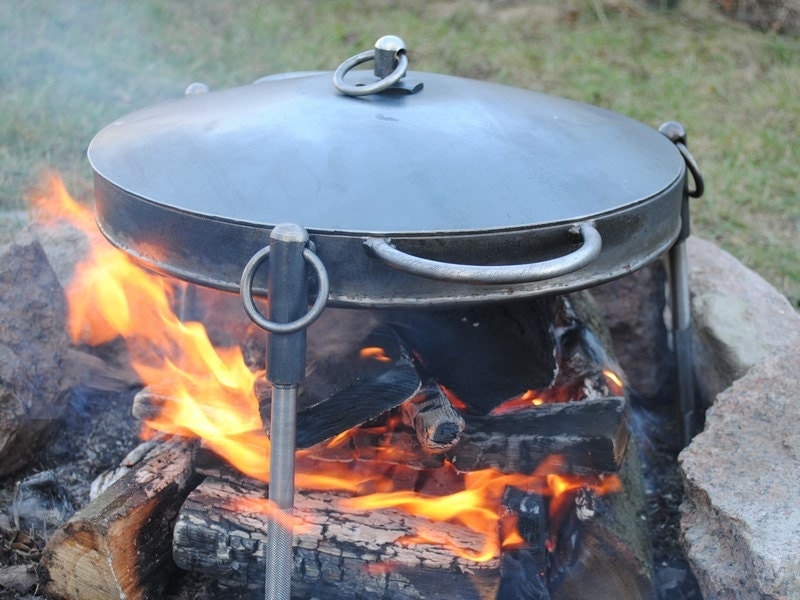 Camp fire Skillet Frying Pan Pan with Flat Bottom Footed