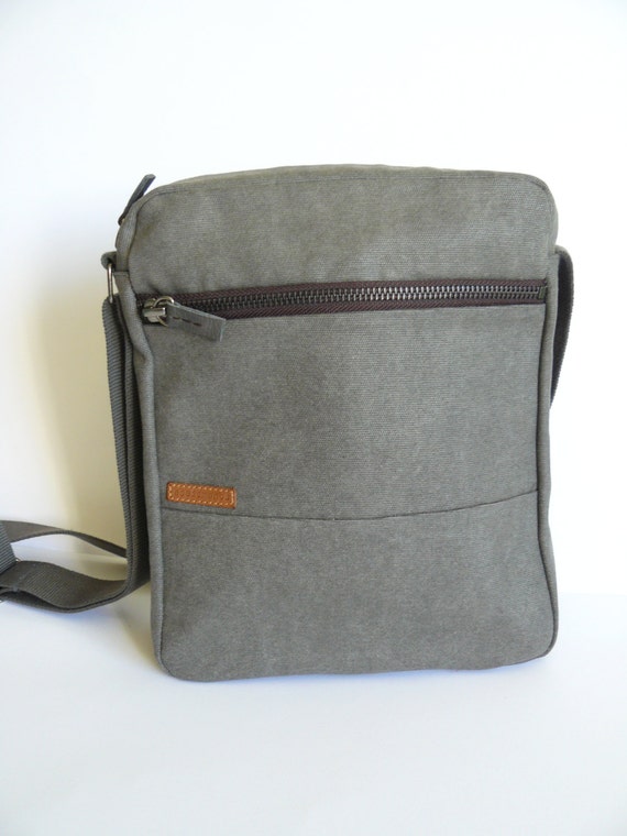 Men&#39;s grey waxed canvas crossbody bag with dk brown