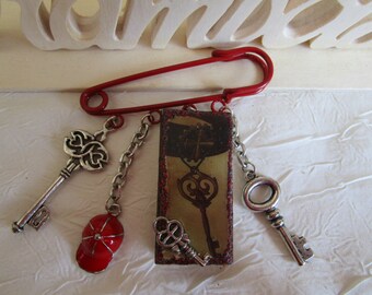 Broche métal argenté épingle de kilt et céramique "Des clefs"