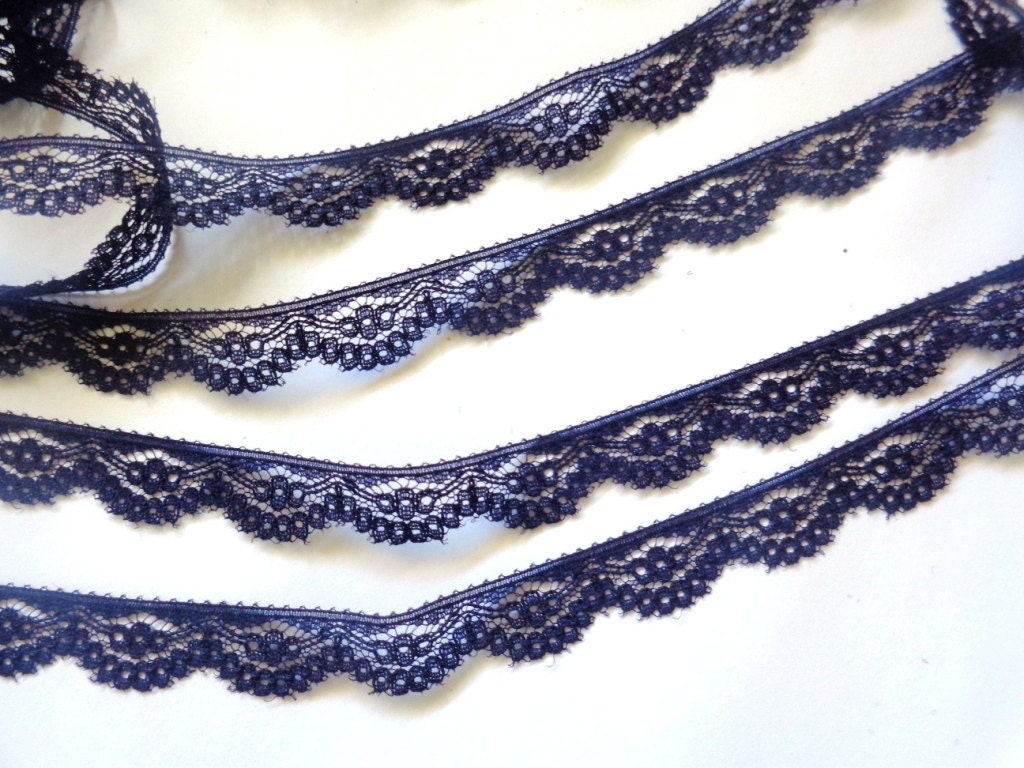 Narrow Scalloped Lace Trim Navy Blue 1/2 inch wide 1 yard