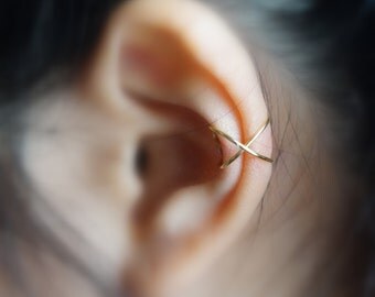 138) Criss Cross Ear Cuff - Gold