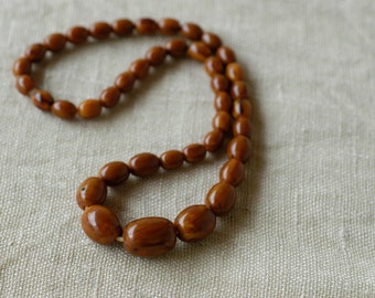 bakelite necklace / brown butterscotch graduated pearls genuine tested / 28g / vintage early plastic collectible necklace / art deco c.1930s