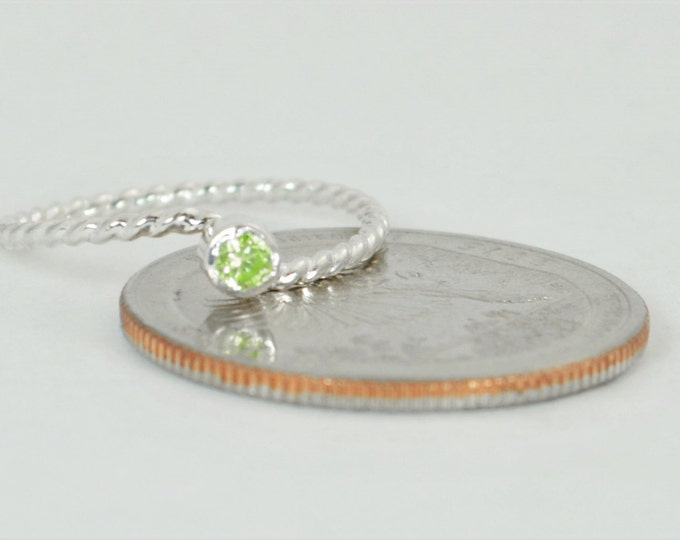 Wave Ring, Silver Wave Ring, Peridot Mothers Ring, August Birthstone Ring, Silver Twist Ring, Unique Mother's Ring, Peridot Ring, August