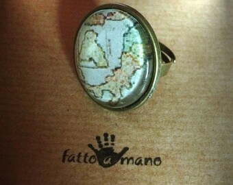 Ring the traveler with the map of Italy