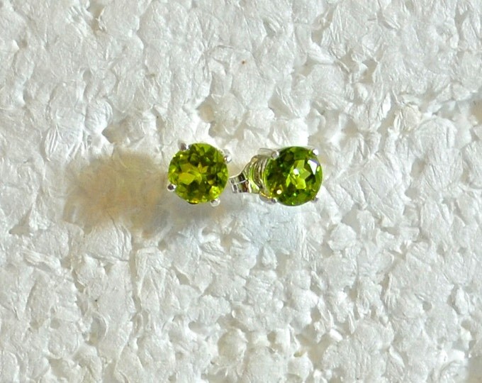 Peridot Stud Earrings, 7mm Round, Natural, Set in Sterling Silver E916