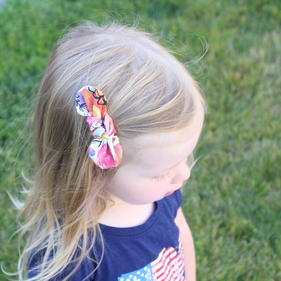 Summer Watercolor Floral Print : Essential Fabric Bow. Simple Bow on Nylon Elastic Infant and Toddlers Girls Headband