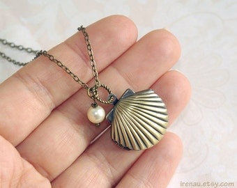 Melody's locket, Seashell locket necklace gold brass Little mermaid locket, Sea shell locket cream pearl Mermaid's jewelry SeaShell necklace