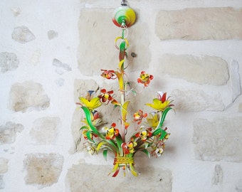 Jolie lustre en tôle peinte de style italien des années 70, orné de feuilles et de fleurs en fer tôle, 4 lampes, belles couleurs vives.
