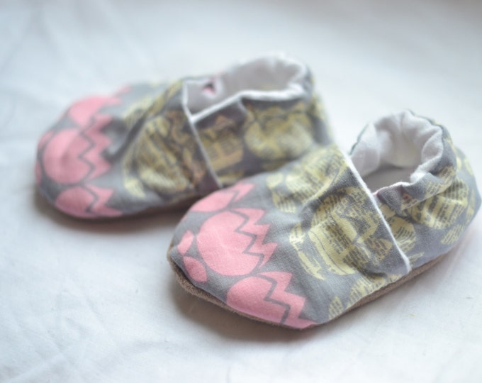 Floral Spring Baby Shoes Flower crib shoes Baby Loafers Grey Pink shoes Girl shoes Grey slippers Pink slippers Flower slippers Newbor gift