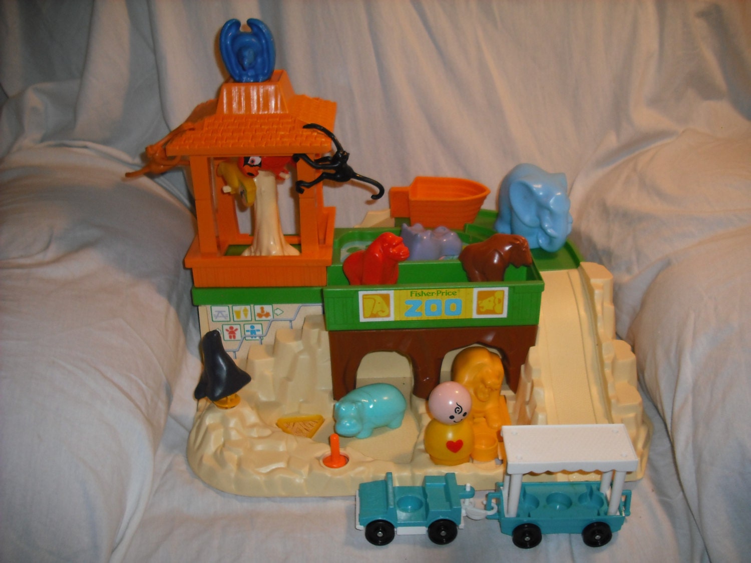Vintage 1984 Fisher Price ZOO with accessories. Total of 19