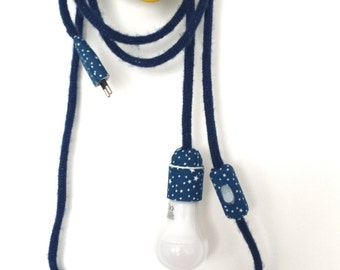 Lampe baladeuse en tricotin bleu nuit et étoiles