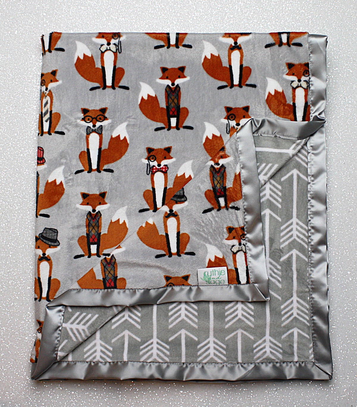 Wow, this is a nice fox bedding to complete your nursery decor. Those