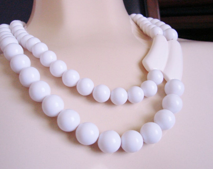 Vintage White Lucite Modernist Bead Necklace / 1980s Jewelry / Vintage Jewelry