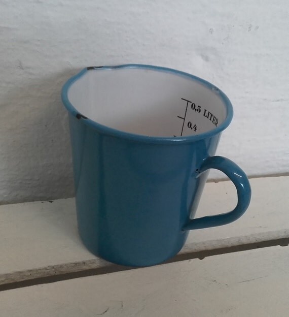 Charming 1940s/1950s danish enamel measuring cup from Gulafi on Etsy Studio