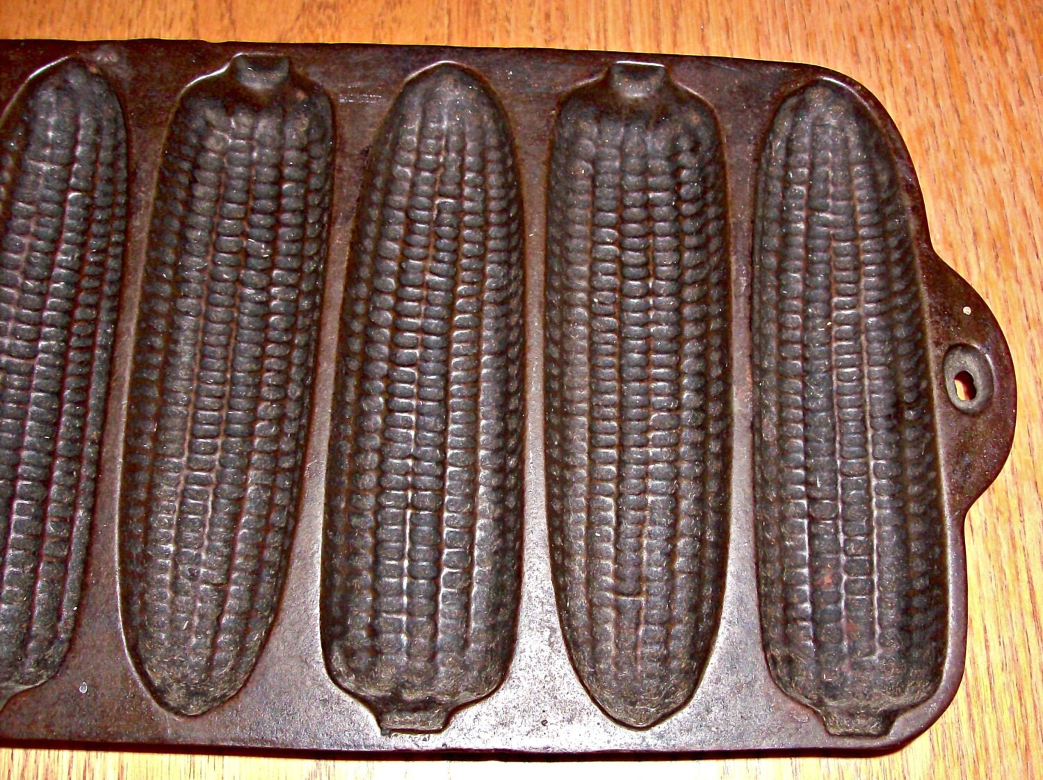 vintage-cast-iron-corn-bread-baking-pan