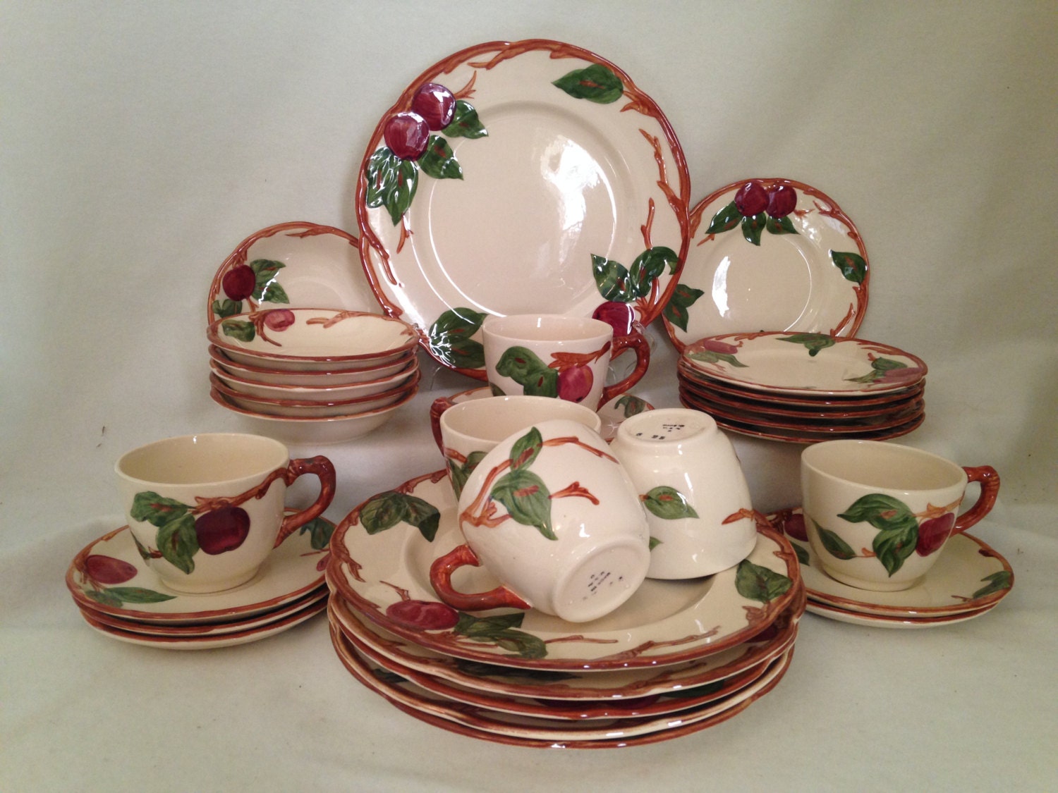 Franciscan APPLE Dinnerware Set for 4 Plus Serving / 22 Pc