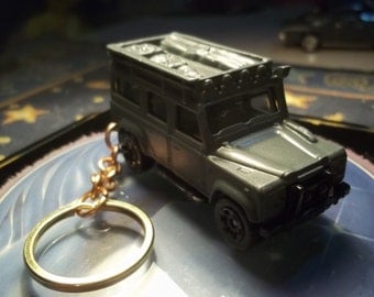 custom made keychain 1983 to 1990 land rover defendder 110,gloss anvil-gray w/black mags/hand made chain and jump ringsmint
