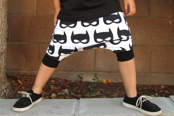 Bébé garçon bébé fille Batman, noir et blanc masques Sarouel Short Etsy enfant mode enfant garçon enfant fille, Short super héros halloween