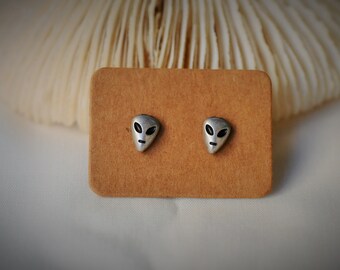 Petite ALIEN FACE Stud Earrring ~ 5 mm- Girls / Casual / Cutie