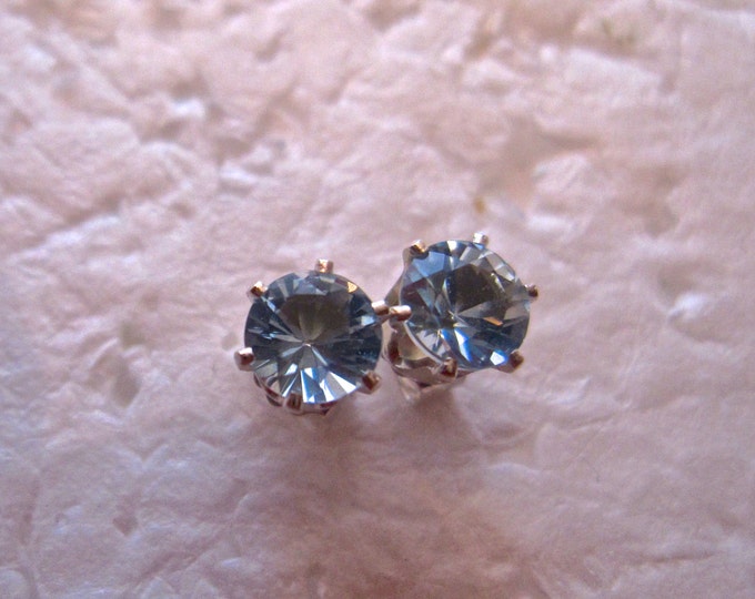 Aquamarine Stud earrings, 5mm Round, Natural, Set in Sterling Silver E914