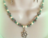Green and White Flower necklace set, Gift for her, Women's Jewelry, Flower Jewelry, Bohemian necklace, Fashion Jewelry, Beach necklace