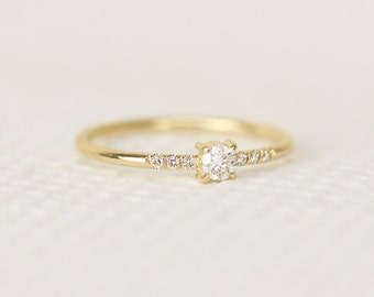 Simple diamond gold ring