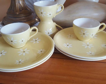 Vintage HARKENWARE Snack Setting for 4 and Serve Plate, DAISY, Summer Snacks, Tea Party, Picnics, Camping, Retro Kitchen Decor