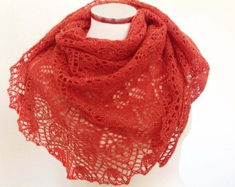 Triangular lace shawl, slightly rustic appearancel. Shawl wool / silk of look rustic.
