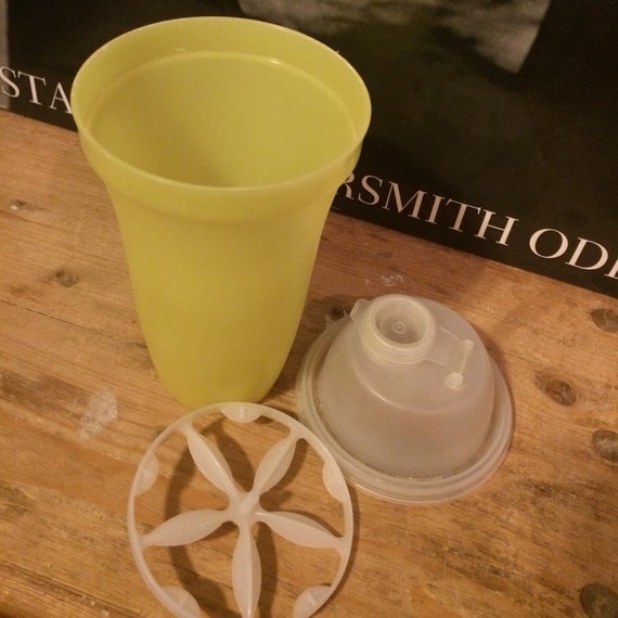 Vintage Tupperware Gravy Shaker 8444