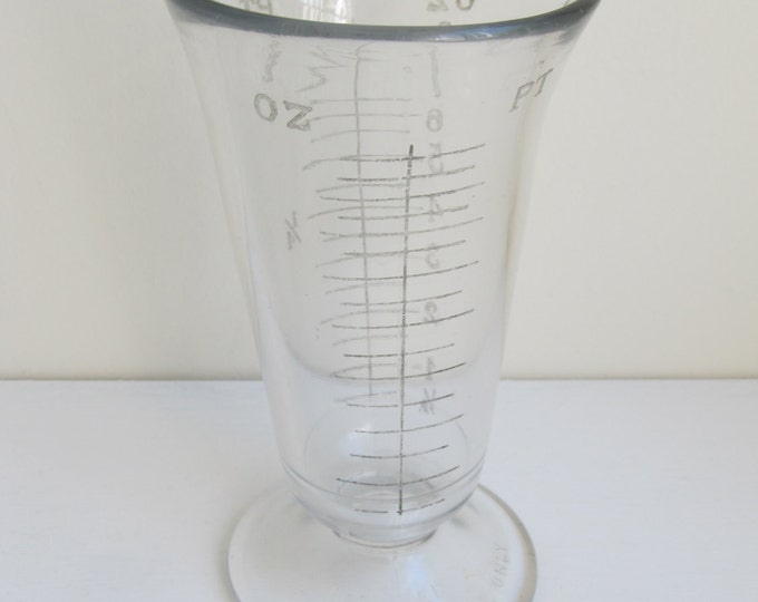 Graduated glass measure, Etched Glass Photograpic collectible, Eastman Kodak 1/2 pint / 8 Oz lab glass darkroom beaker cup