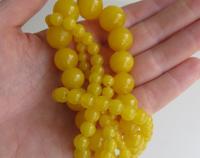 Yellow glass beads, graduated beaded necklace, vintage bright yellow strand of beads, spring summer fashion accessory