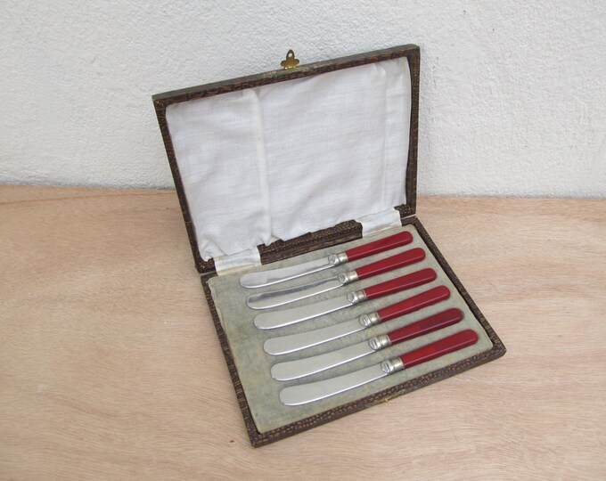 Vintage butter knives, cherry red lucite knife set, stainless steel butter spreaders, collectible boxed flatware, kitchenalia