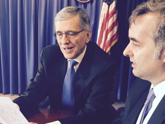 El presidente ejecutivo de Etsy Chad Dickerson con el presidente de la Comisión Federal de Comunicaciones de los EE. UU., Tom Wheeler