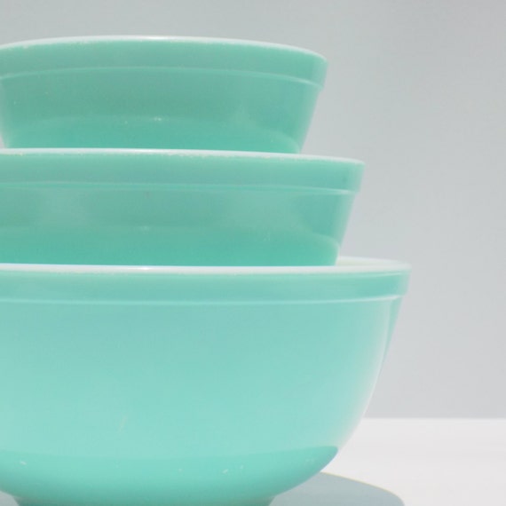 Vintage Turquoise Pyrex Nested Mixing Bowls. Set Of 3