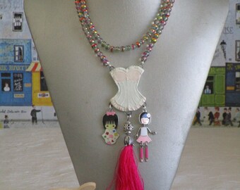 Charmant collier plastron avec pendentif en céramique "Une jolie guêpière avec pompon"