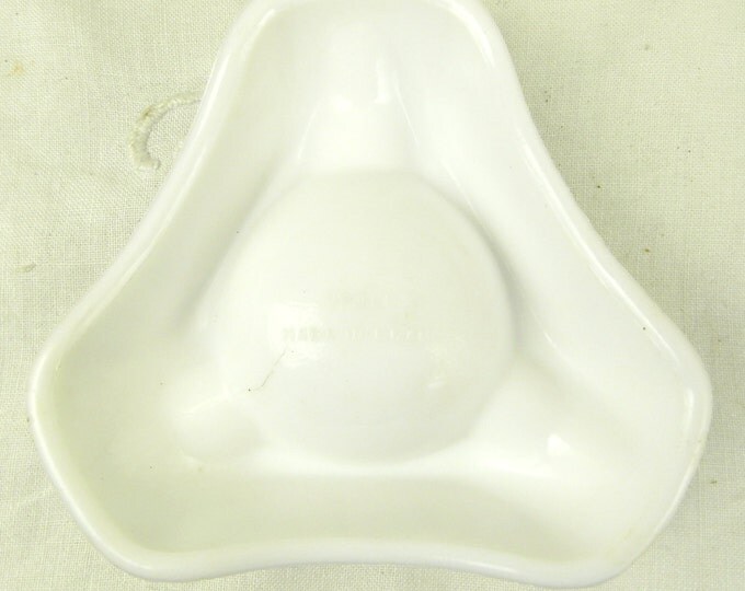 Vintage Milk Glass Mid Century Champagne Ed.Brun & Cie Ashtray / French Cafe Decor / Retro Vintage Home Interior / Man Cave / Tobacciana Vintage Milk Glass Mid Century Champagne Ed.Brun & Cie Ashtray / French Cafe Decor / Retro Vintage Home Interior / Man Cave / Tobacciana