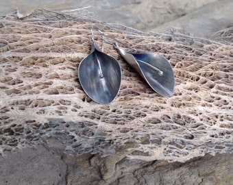 silver lily earrings, silver calla lily earrings, calla lily earrings, hammered silver earrings, silversmithed earrings, formed silver