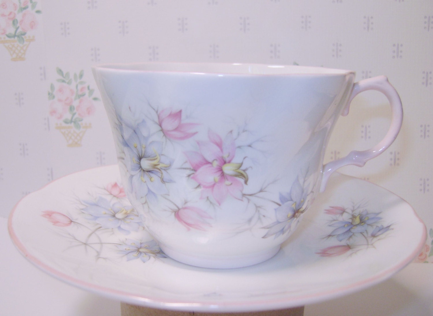 Beautiful Vintage Queens Fine Bone China Tea Cup & Saucer