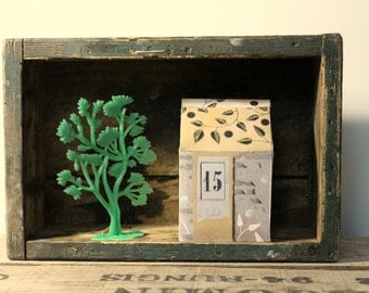 Petite maison à monter en carton épais.