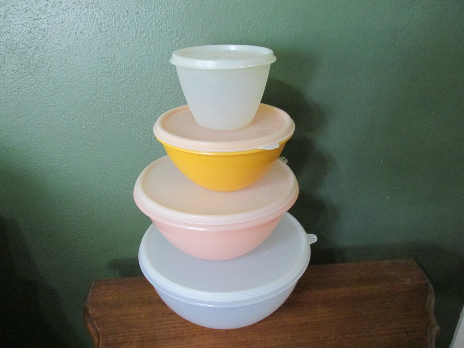 Tupperware Serving Wonderlier Bowls Set of 4 Pastel Nesting