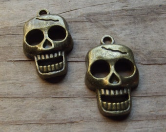 2 antique gold tone skull charms / Jewelry supplies / mixed media supplies / Halloween / Skeleton / Day of the dead / altered art