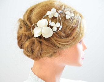 Bridal headpiece Flower hair clip First Communion headpiece Flower hair comb Bridal hair jewelry White fascinator