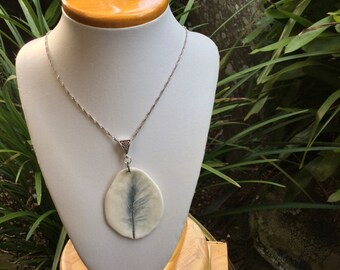 Featherimpression translucent porcelain necklace