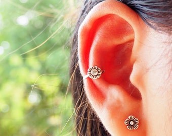Sunflower Flower Ear Cuff, 925 Oxidized Sterling Silver, Ear cuff non pierced, bohemian ear cuff, Floral ear cuff - MI.21/EC016