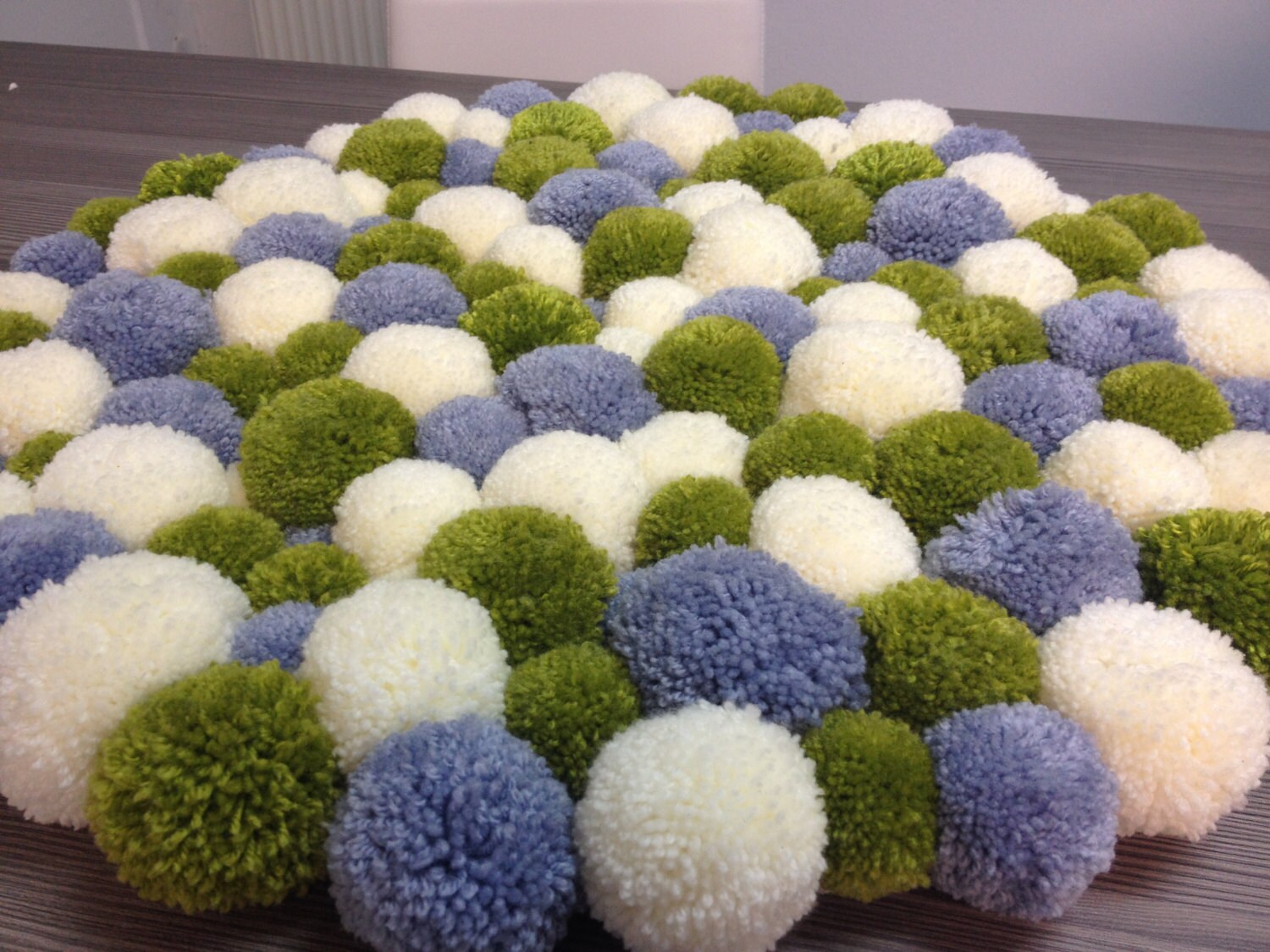 Pom pom rug