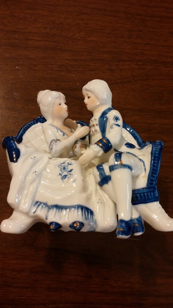 betson courting couple figurine