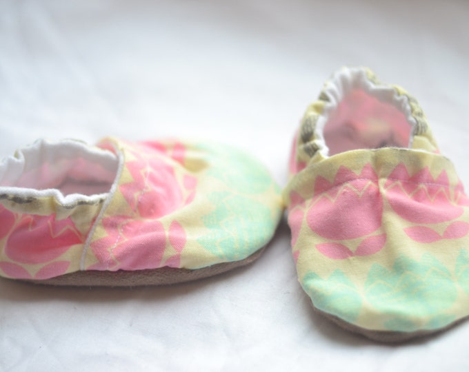 Mint baby shoes Pink baby shoes Mint Pink shoes Soft booties Rose Quartz shoes Mint toddler shoes Pink Baby crib shoes Mint newborn shoes