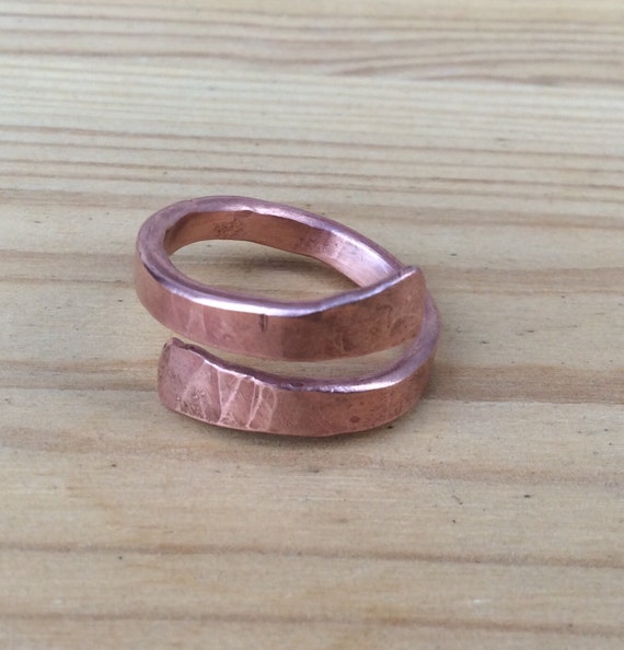 Hammered copper ring. Ajustable by Designvonmerrill on Etsy